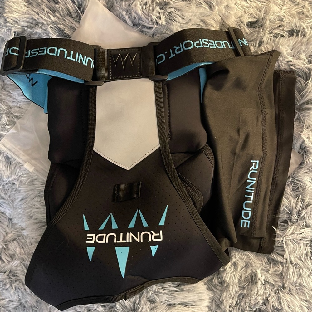Running vest with phone holder